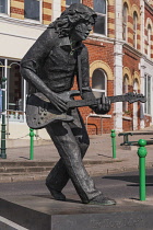 Ireland, County Donegal, Ballyshannon, sculpture of  the late Irish rock guitarist Rory Gallagher by Scottish artist David Annand completed in 2010.