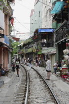 Vietnam, Hanaoi, Hanoi train street.