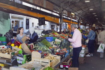 France, Provence-Alps, Cote d'Azur, Antibes, Provencal food market busy with tourists and locals buying fresh fruit and vegetables.