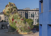 Spain, Basque Country, Bilbao, Guggenheim Museum area, Puppy which is a 12.4 metre tall flower covered sculpture of a west highland terrier by American artist Jeff Koons.