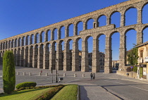 Spain, Castile and Leon, Segovia, Full panorama of the Aqueduct of Segovia, a Roman aqueduct with 167 arches built around the first century AD to channel water from springs in the mountains 17 kilomet...