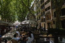 Spain, Balearic Islands, Majorca, Palma de Mallorca, Old Town, Paseo del Borne or Passeig des Born in Catalan. People dining at restaurant tables in the most elegant avenue in Palma lined with designe...