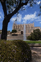 Spain, Balearic Islands, Majorca, Palma de Mallorca, Old Town. La Seu Gothic Roman Catholic Cathedral of Santa Maria with fountain in the foreground.