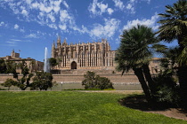 Spain, Balearic Islands, Majorca, Palma de Mallorca, Old Town. La Seu Gothic Roman Catholic Cathedral of Santa Maria with fountain in the foreground.