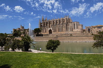 Spain, Balearic Islands, Majorca, Palma de Mallorca, Old Town. La Seu Gothic Roman Catholic Cathedral of Santa Maria with fountain in the foreground.