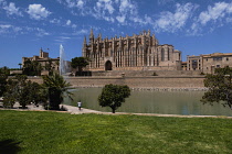 Spain, Balearic Islands, Majorca, Palma de Mallorca, Old Town. La Seu Gothic Roman Catholic Cathedral of Santa Maria with fountain in the foreground.