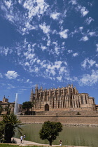 Spain, Balearic Islands, Majorca, Palma de Mallorca, Old Town. La Seu Gothic Roman Catholic Cathedral of Santa Maria with fountain in the foreground.