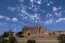 Spain, Balearic Islands, Majorca, Palma de Mallorca, Old Town. La Seu Gothic Roman Catholic Cathedral of Santa Maria with fountain in the foreground.