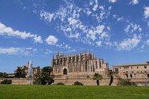 Spain, Balearic Islands, Majorca, Palma de Mallorca, Old Town. La Seu Gothic Roman Catholic Cathedral of Santa Maria with fountain in the foreground.