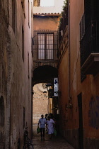 Spain, Balearic Islands, Majorca, Palma de Mallorca, Old Town. Narrow alley with restaurant.