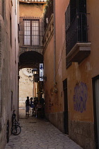 Spain, Balearic Islands, Majorca, Palma de Mallorca, Old Town. Narrow alley with restaurant.