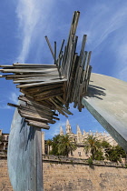 Spain, Balearic Islands, Majorca, Palma de Mallorca, Old Town. Abstract sculpture in the Parc de la Mar below La Seu Gothic Roman Catholic Cathedral of Santa Maria.