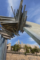 Spain, Balearic Islands, Majorca, Palma de Mallorca, Old Town. Abstract sculpture in the Parc de la Mar below La Seu Gothic Roman Catholic Cathedral of Santa Maria.