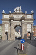 Austria, Tyrol, Innsbruck, Altstadt, The Triumphal Arch or Triumphpforte dating from 1765 framing the Servitenkirche or Servite Church.