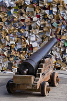 Canada, Quebec Province, Quebec City, Old Quebec City, Vieux Quebec. The artwork CUL-DE-SAC-2024 by Spanish scultor Alicia Martin. A wall of books standing in front of canons on the Royal Battery in B...