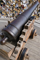 Canada, Quebec Province, Quebec City, Old Quebec City, Vieux Quebec. The artwork CUL-DE-SAC-2024 by Spanish scultor Alicia Martin. A wall of books standing in front of canons on the Royal Battery in B...
