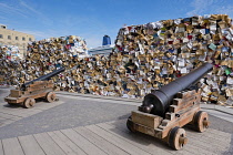 Canada, Quebec Province, Quebec City, Old Quebec City, Vieux Quebec. The artwork CUL-DE-SAC-2024 by Spanish scultor Alicia Martin. A wall of books standing in front of canons on the Royal Battery in B...