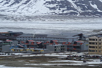 Norway, Svalbard, Longyearbyen, Overview of the city with Adventfjorden in the background.