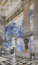 Portugal, Porto, Sao Bento railway station built in the early years of the 20th century with some of the large panels of around twenty thousand azulejo tiles designed and painted by Jorge Colaco.