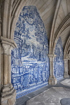 Portugal, Porto, Se do Porto or Porto Cathedral, Gothic cloister decorated with baroque azulejo tiles by Valentim de Almeida between 1729 and 1731.